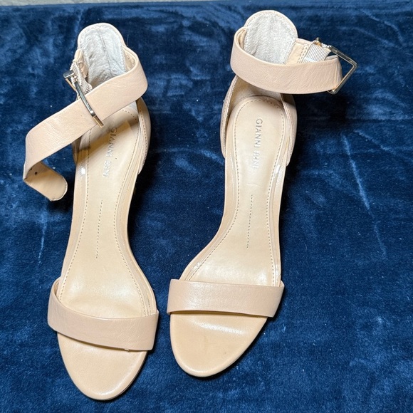 Gianni Bini Nude 4" Heels Size 8.5 Vegan Leather Strap Shoes Pumps Stilettos - Picture 3 of 10